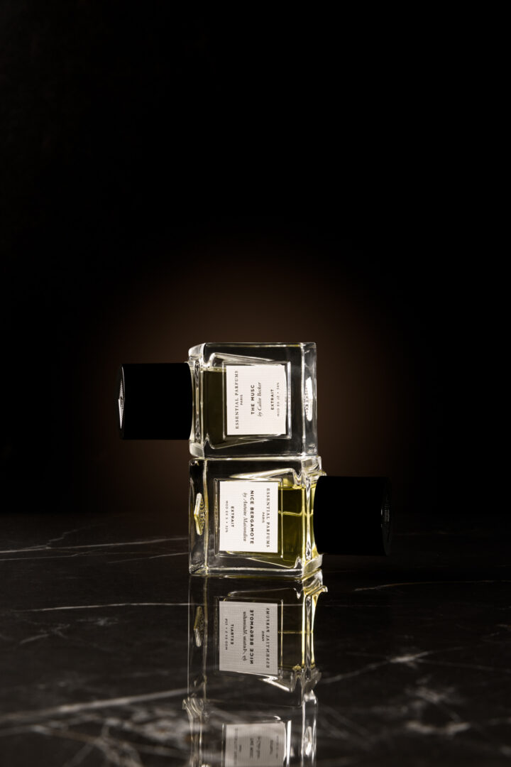 Essential Parfums The Musc Extrait und Nice Bergamote Extrait – zwei Extrait-Flakons gespiegelt auf dunklem Untergrund