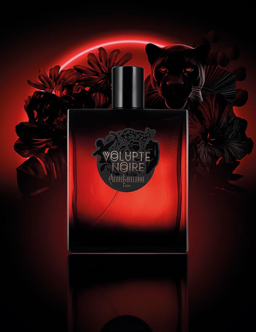 Flakon von Volupté Noire von Pierre Guillaume vor schwarzem Panther und floralen Elementen in rot-schwarzer Lichtstimmung.