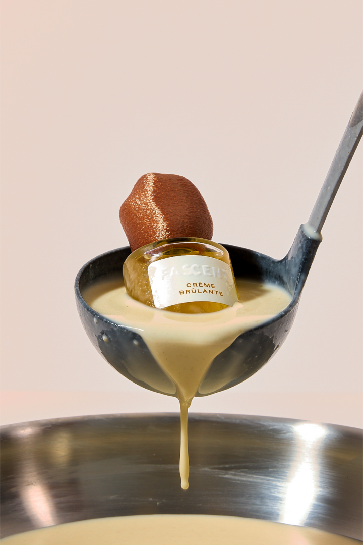 Fascent Crème Brûlante Eau de Parfum Fascent Crème Brûlante Eau de Parfum – Parfumflakon der Marke Fascent in cremigem Stillleben mit warmer Vanillesauce