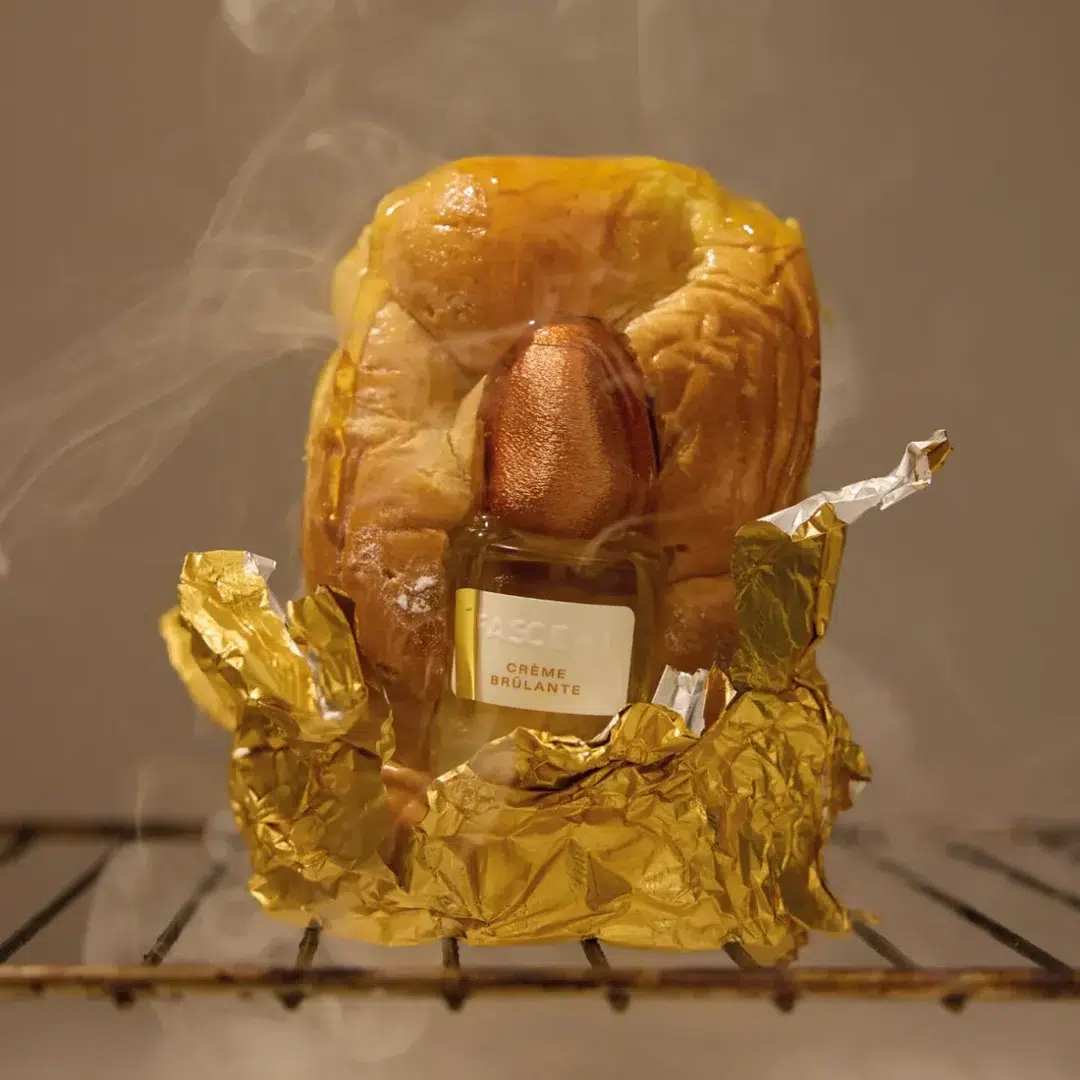 Fascent Crème Brûlante Eau de Parfum – Parfumflakon der Marke Fascent in gourmandigem Stillleben mit goldener Folie und warmer Lichtstimmung Fascent Crème Brûlante Eau de Parfum – Parfumflakon der Marke Fascent in gourmandigem Stillleben mit goldener Folie und warmer Lichtstimmung