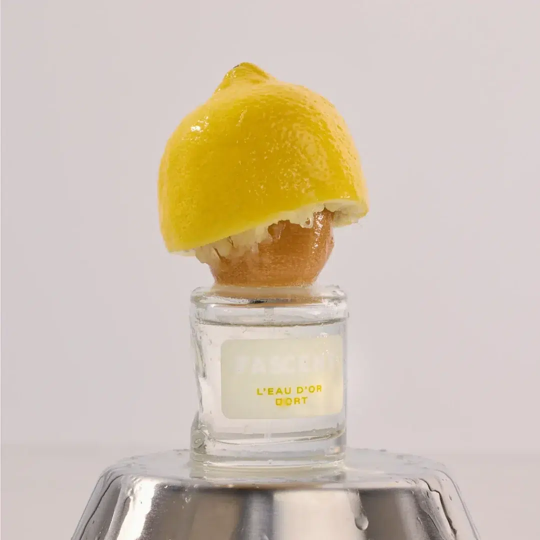 Fascent L’Eau d’Or Dort Eau de Parfum Fascent L’Eau d’Or Dort Eau de Parfum – Parfumflakon der Marke Fascent mit zitronengelbem Verschluss in minimalistischem Stillleben