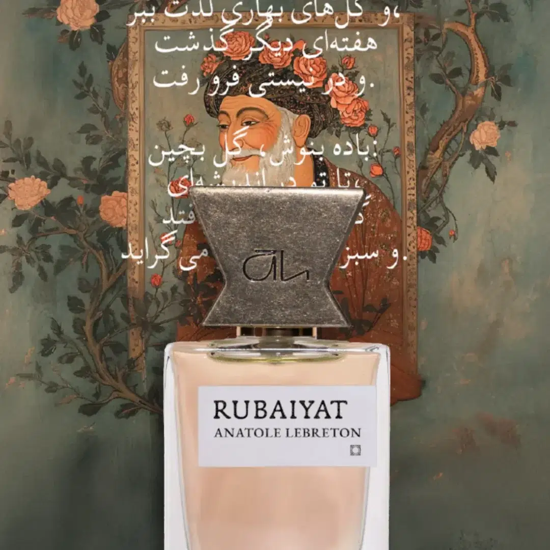 Rubaiyat von Anatole Lebreton – Duftflakon vor orientalisch inspirierter Illustration Rubaiyat von Anatole Lebreton – Parfumflakon vor persischer Miniaturmalerei mit ornamentaler Schrift und floralen Motiven