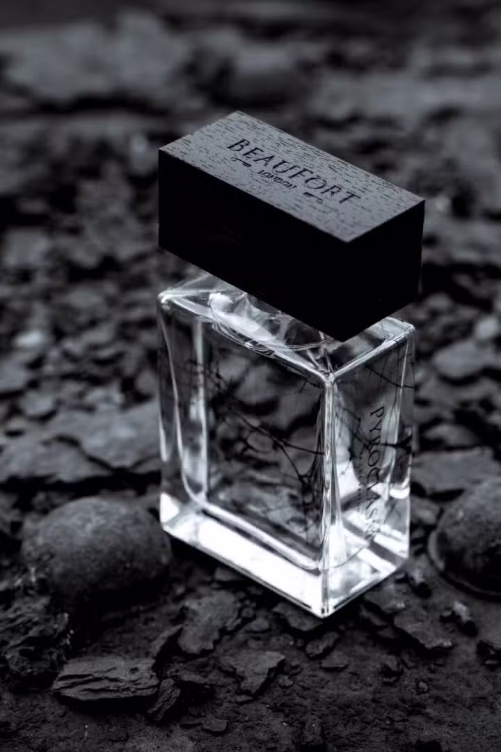 BeauFort London – Force Majeure Collection Parfumflakon von BeauFort London mit schwarzem Verschluss, inszeniert auf dunklem, steinigem Untergrund