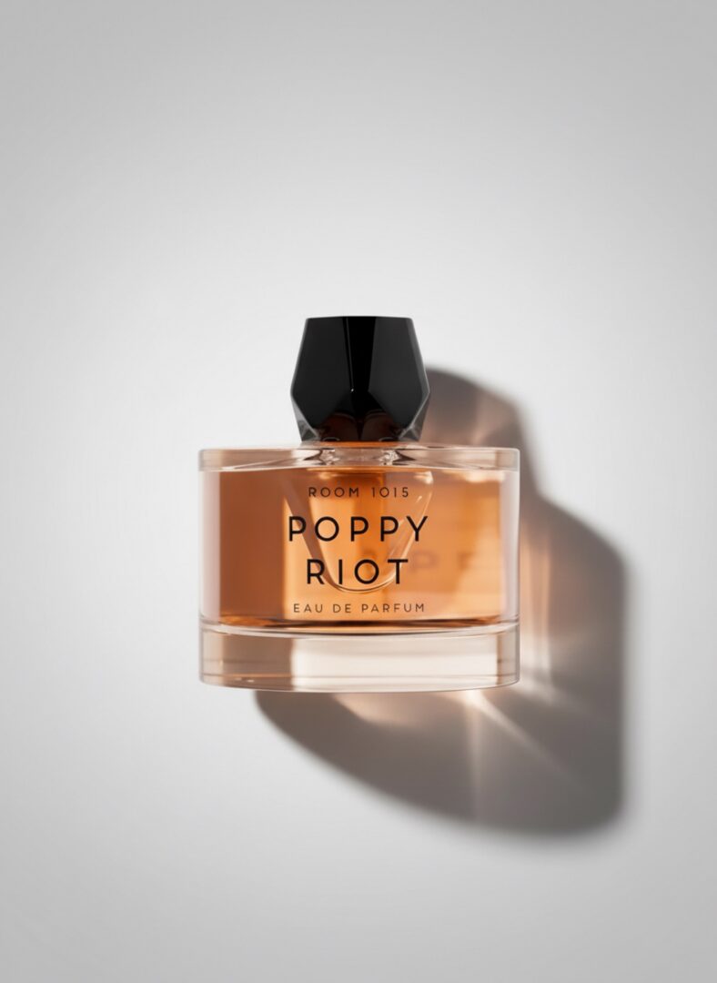 Poppy Riot von Room 1015 – modernes Eau de Parfum mit Mohn und Tabaknote Room 1015 Poppy Riot Eau de Parfum Flakon vor hellem Hintergrund mit warmem Lichtreflex und weichem Schattenspiel.