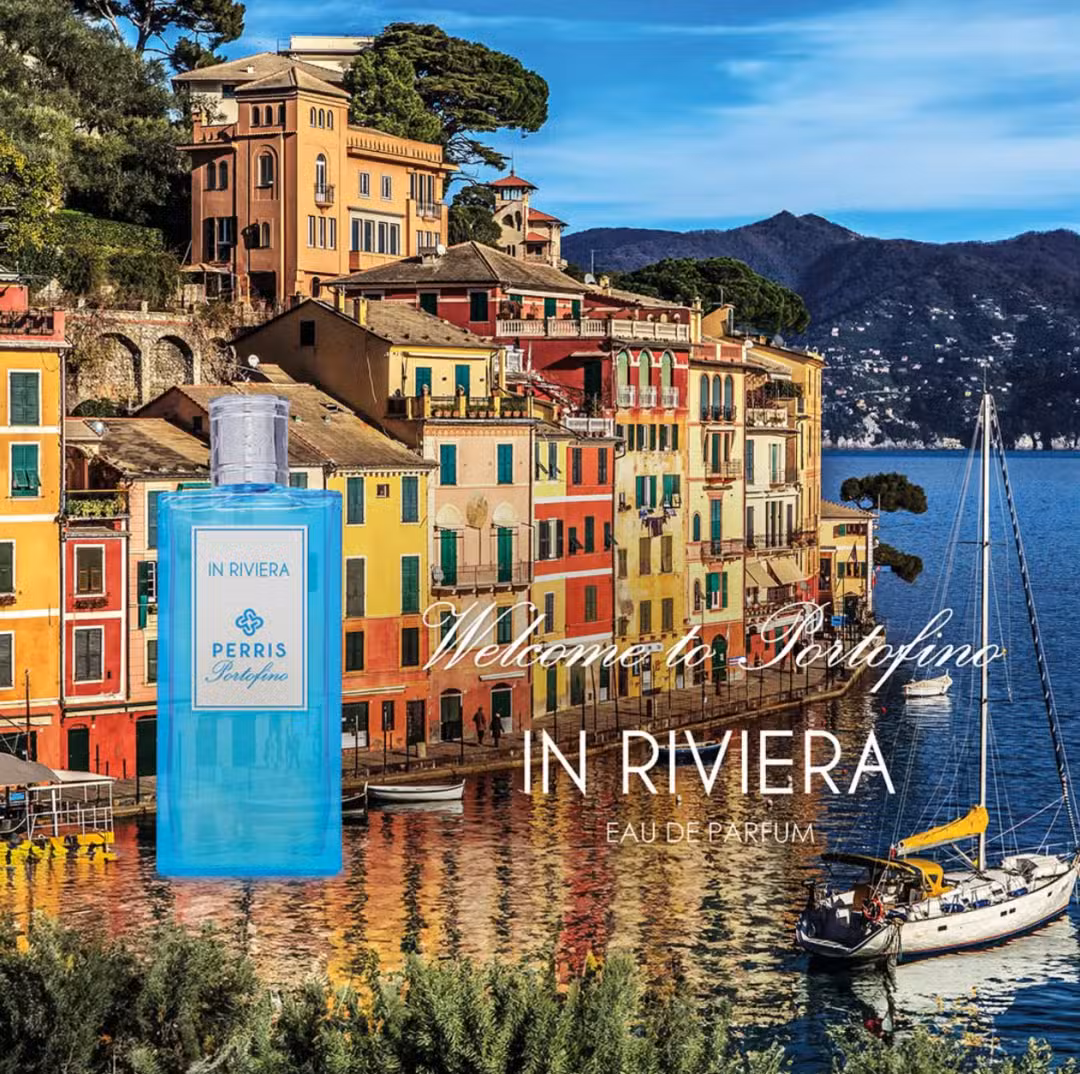 Perris Portofino – In Riviera Eau de Parfum, inspiriert von der italienischen Riviera In Riviera von Perris Portofino – Parfumflakon vor der farbenfrohen Küstenkulisse von Portofino an der italienischen Riviera