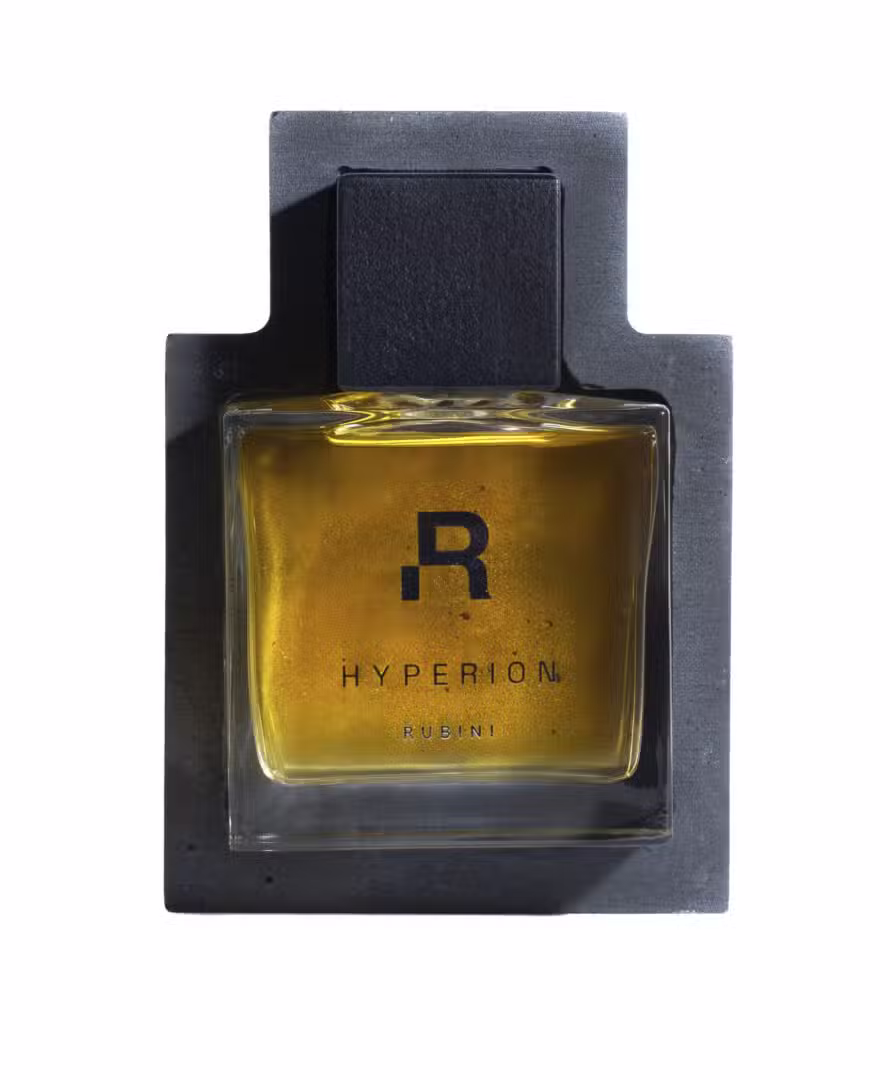 Rubini – Hyperion Parfumflakon von Rubini – Hyperion – auf dunklem, grafischem Hintergrund inszeniert