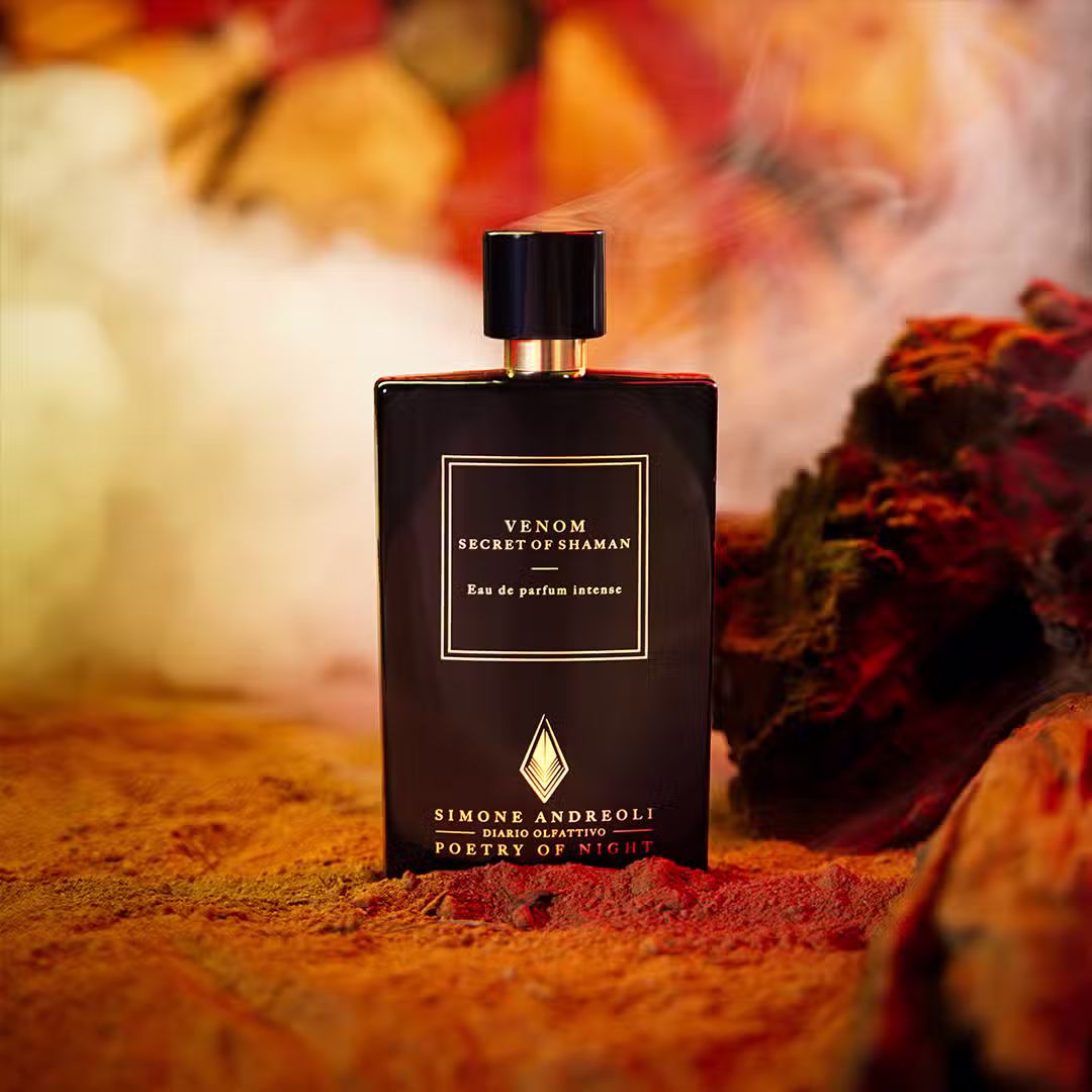 Simone Andreoli – Venom – Secret of Shaman Parfumflakon von Simone Andreoli – Venom – Secret of Shaman – auf warmem, erdigem Untergrund inszeniert