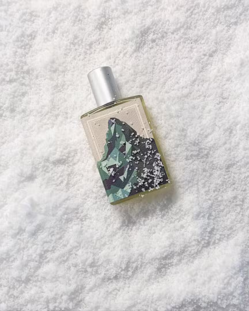 Imaginary Authors – The Language of Glaciers Parfumflakon von Imaginary Authors – The Language of Glaciers – auf schneebedecktem Untergrund fotografiert