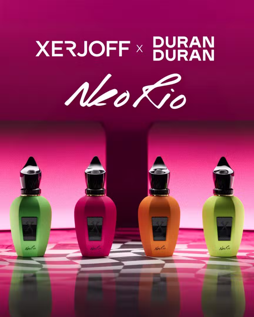 Xerjoff x Duran Duran NeoRio – limitierte Duftkollektion zwischen Musik, Farbe und Pop-Ästhetik Xerjoff x Duran Duran „NeoRio“ – vier farbige Parfumflakons der Kollaboration vor pinkem, grafischem Hintergrund