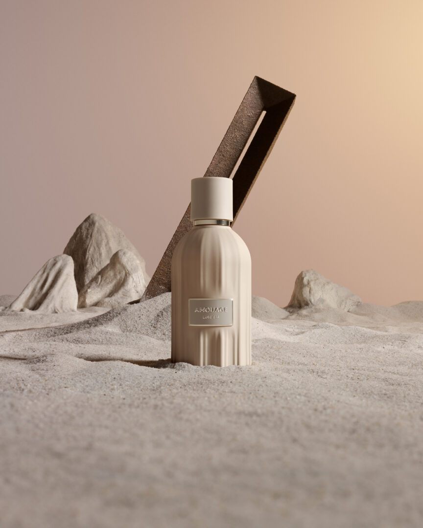 Amouage Line 618 aus der Essences Collection – Duftflakon im sandfarbenen Setting mit geometrischem Element, inspiriert vom Goldenen Schnitt