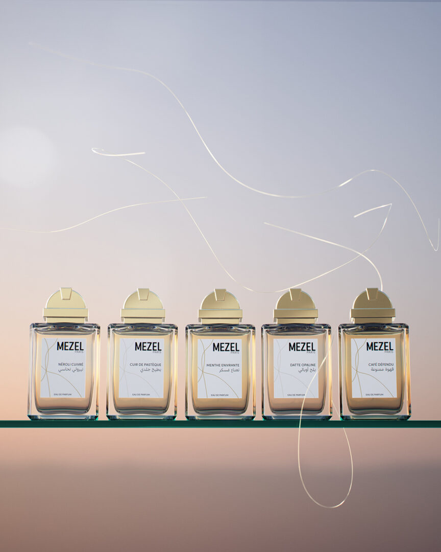 Fünf Duftflakons von Mezel Paris nebeneinander vor hellem Hintergrund mit feinen goldenen Linien, darunter Datte Opaline und Néroli Cuivré.
