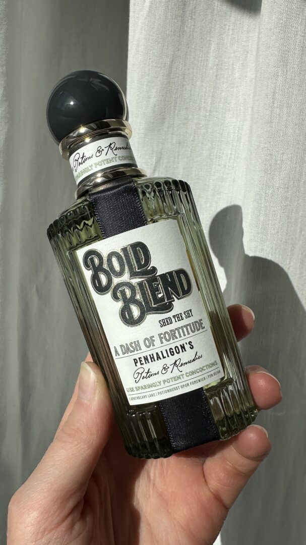 Penhaligon’s Bold Blend aus der Potions & Remedies Collection – Parfumflakon mit nostalgischem Apothekeretikett in der Hand gehalten