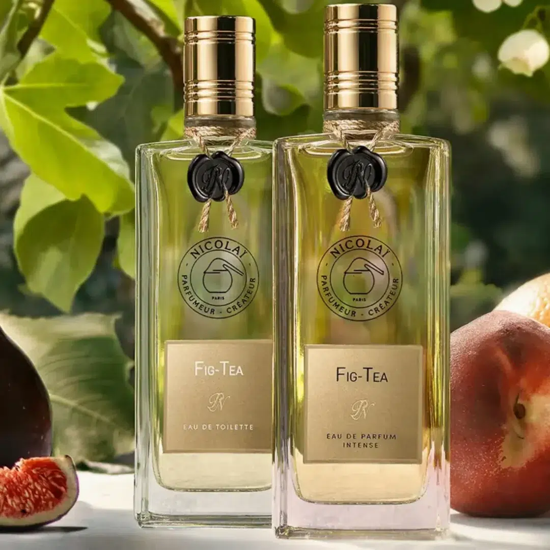 Fig Tea und Fig Tea Intense von Nicolaï – frischer Feigenduft im Vergleich Nicolaï Fig Tea und Fig Tea Intense Flakons vor Feigenbaum mit frischen Feigen und grünen Blättern im Hintergrund