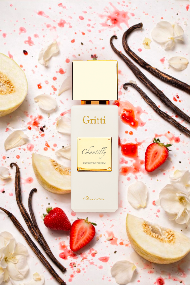 Chantilly Extrait von Gritti mit Erdbeeren, Vanille und Melone auf hellem Hintergrund