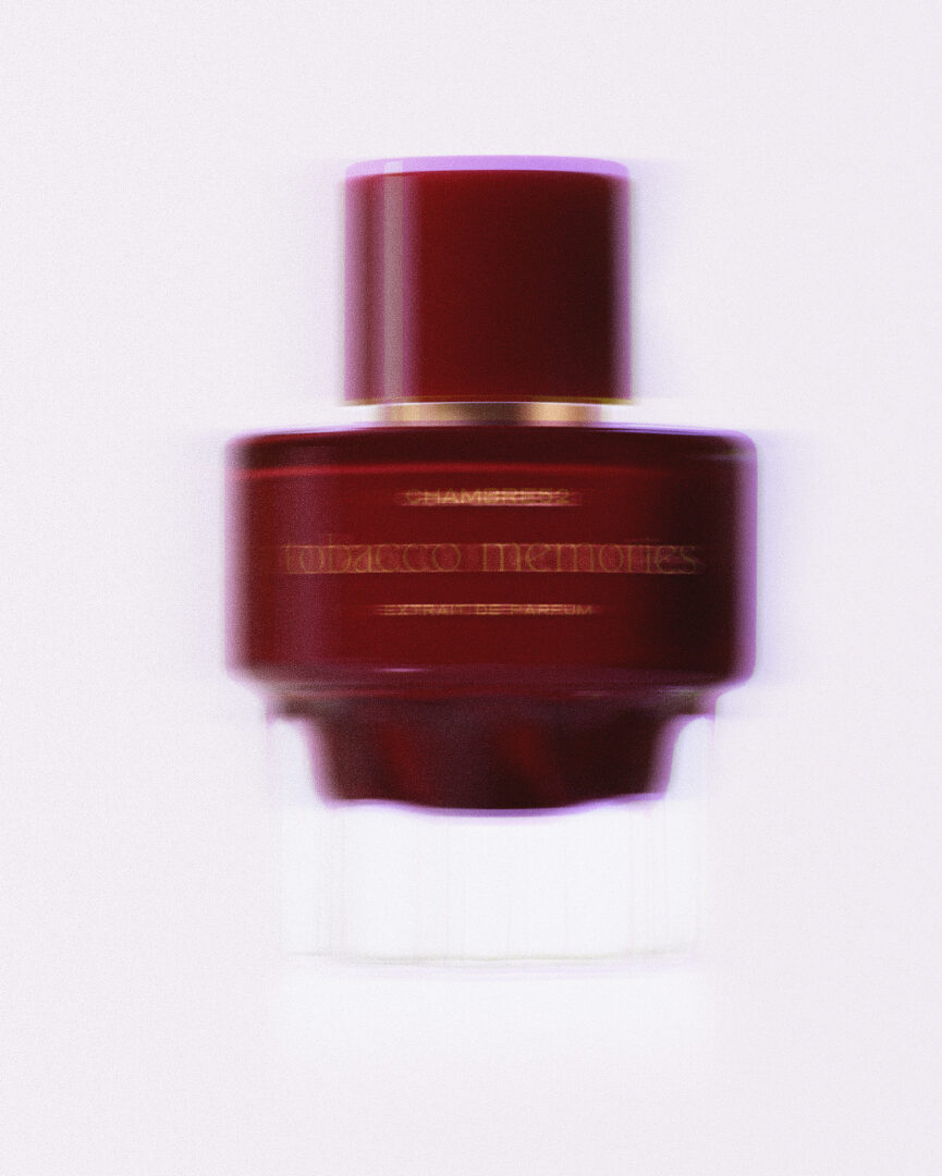 Tobacco Memories Extrait von Chambre52 in rotem Flakon auf hellem Hintergrund
