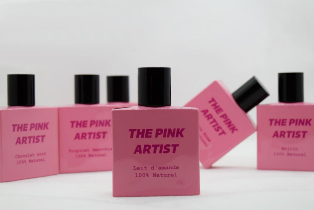 The Pink Artist Parfumflakons in Pink – Lait d’Amande im Vordergrund, weitere Düfte im Hintergrund