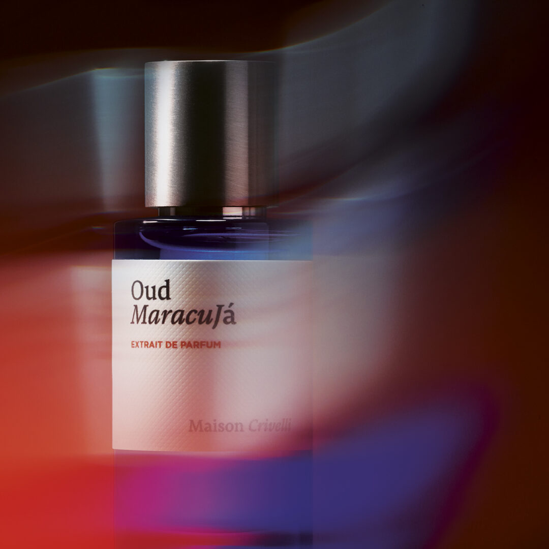 Oud MaracuJá by Maison Crivelli - Extrait de Parfum Flacon with colorful play of light