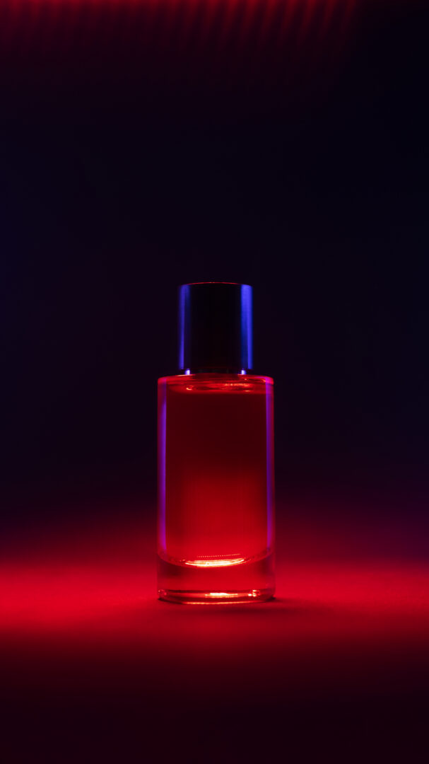 Maison Crivelli Cuir InfraRouge – rot beleuchteter Extrait-de-Parfum-Flakon vor dunklem Hintergrund