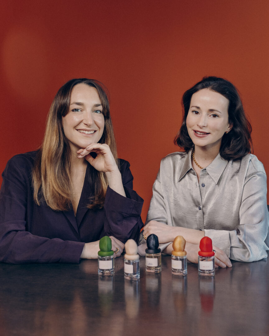 Fanny Descamps und Edwina Réthoré, die Gründerinnen von Fascent, mit fünf Parfums der französischen Nischenduftmarke.