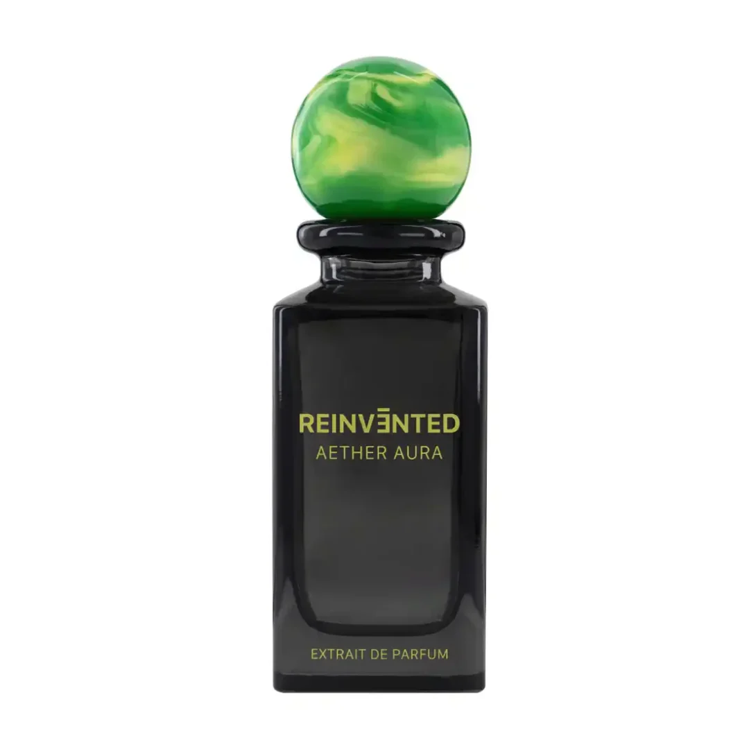 Aether Aura von Reinvented Parfums – schwarzer Extrait-de-Parfum-Flakon mit auffälligem grünem Kugelverschluss.