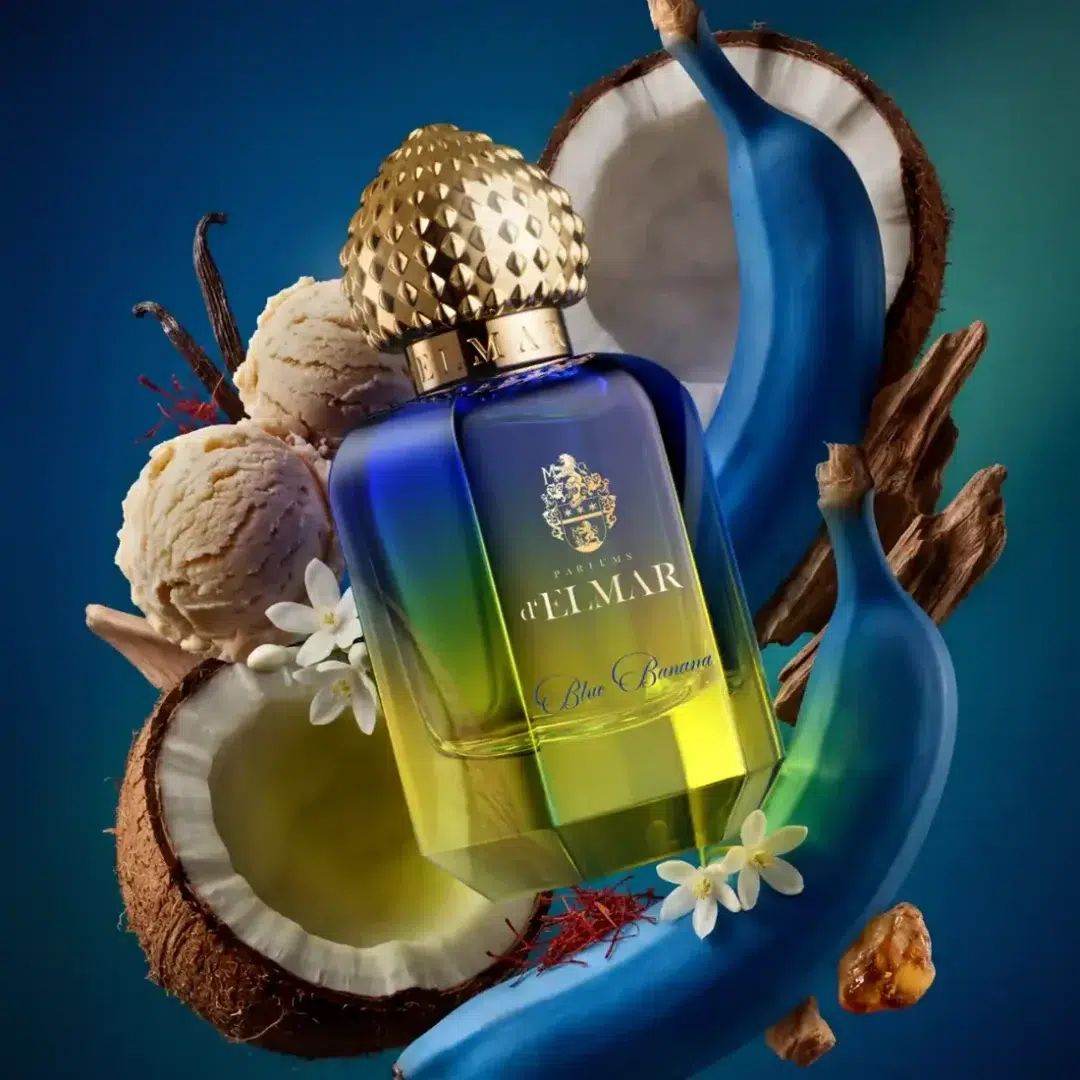 Parfums d'Elmar Blue Banana mit blauen Bananen, Kokosnuss, Vanilleeis und weißen Blüten vor blauem Hintergrund