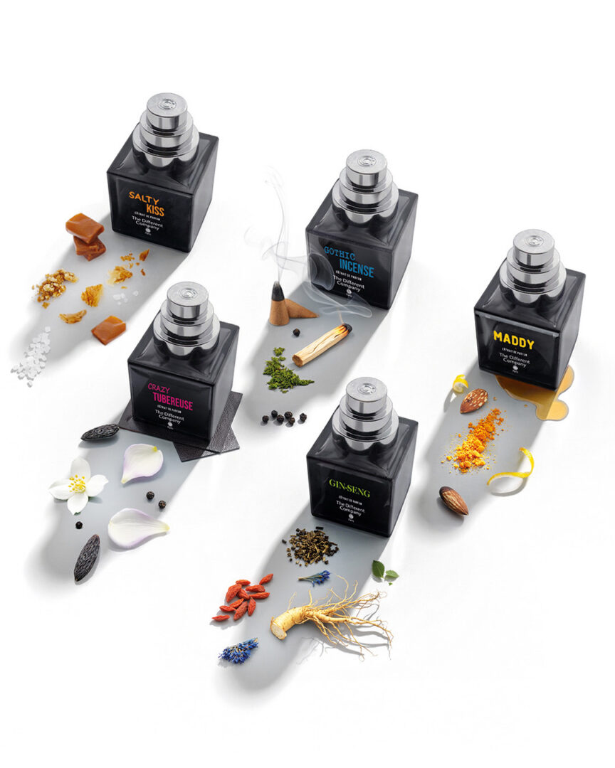Extraits Extrêmes Collection von The Different Company mit den Düften Salty Kiss, Gothic Incense, Maddy, Crazy Tuberose und Gin-Seng. Schwarze Extrait-de-Parfum-Flakons mit ausgewählten Duftzutaten wie Karamell, Meersalz, Weihrauch, Tuberose, Ginseng und Gewürzen auf weißem Hintergrund.