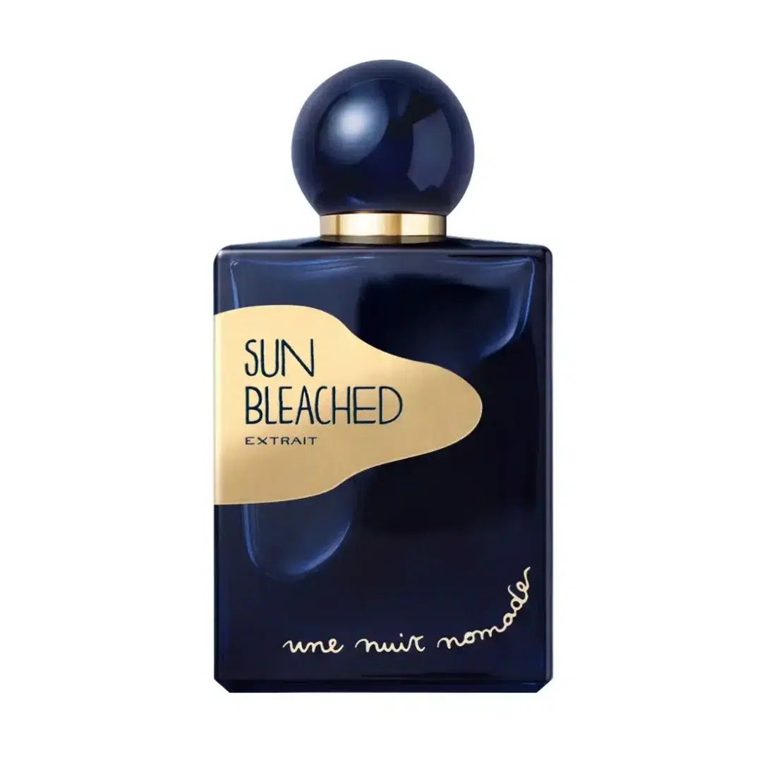 Une Nuit Nomade Sun Bleached Extrait – dunkelblauer Parfumflakon mit goldfarbenem Etikett und kugelförmigem Verschluss.