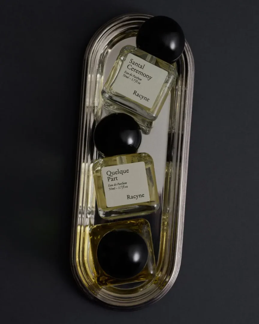 Racyne – Santal Ceremony und Quelque Part Racyne Parfums Santal Ceremony und Quelque Part auf einem silbernen Tablett vor dunklem Hintergrund
