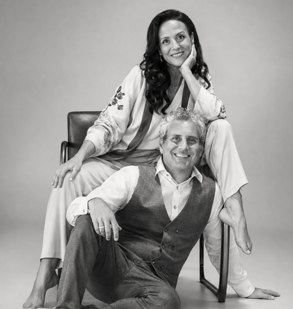 Schwarz-Weiß-Porträt von Sabine Schaffer und Gabriel Chami, den Gründern von Plume Impression.