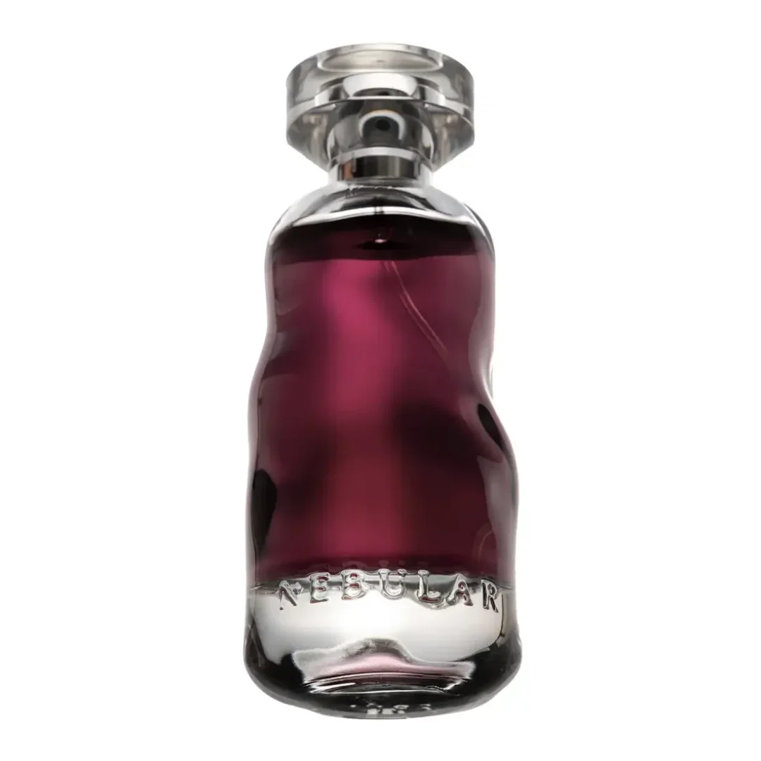 Dunkelroter Parfumflakon von Nebular mit transparentem Glasboden und silbernem Verschluss vor weißem Hintergrund.